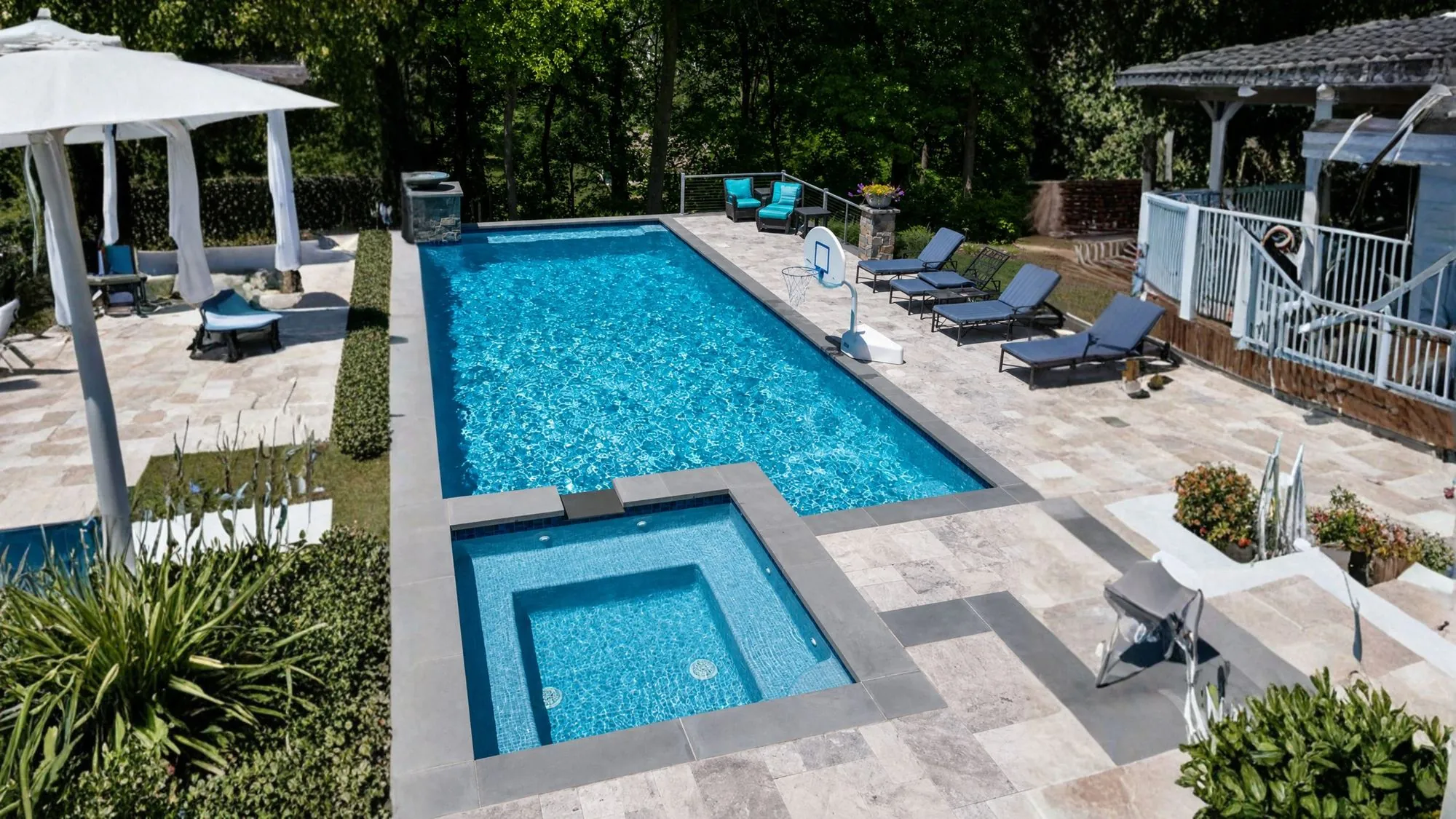 Piscina con jacuzzi integrado en Piura